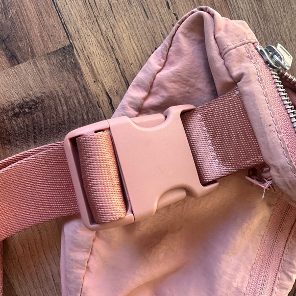 Lululemon Everywhere Belt Bag - Picture 4 of 6